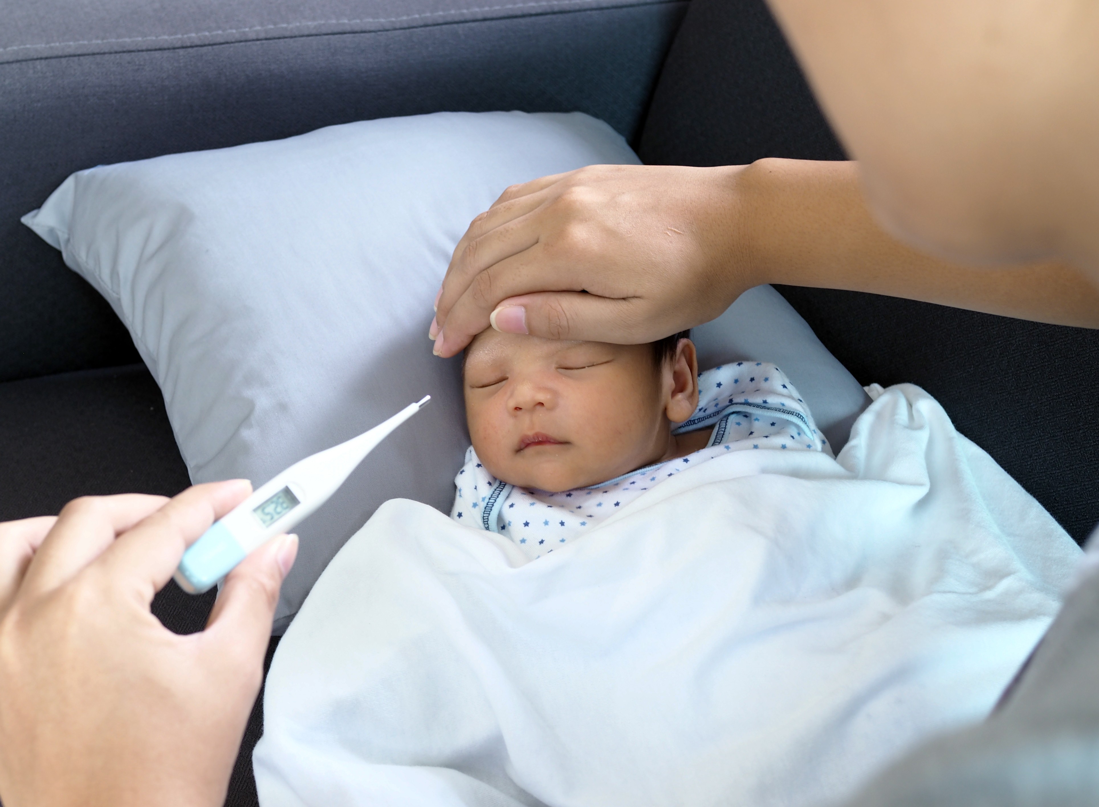 demam setelah imunisasi, bayi demam, cara mengatasi demam, imunisasi bayi, tips mengatasi demam, Bunda, si Kecil